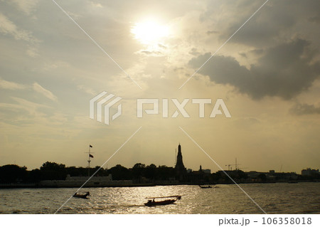 Evening View of Wat Arun and Chao Phraya river 106358018
