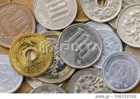 沢山のお金のアップ 106358388