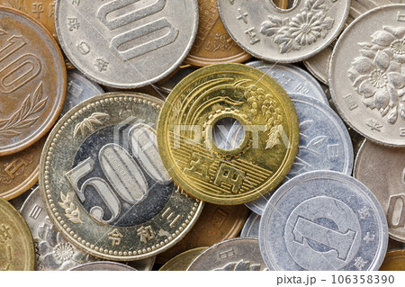 沢山のお金のアップ 106358390