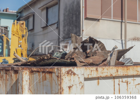 家の解体工事　金属くずの積み込み 106359368