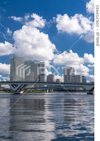 《東京都》立ち並ぶタワーマンション・夏空の東京ベイエリア 106359491