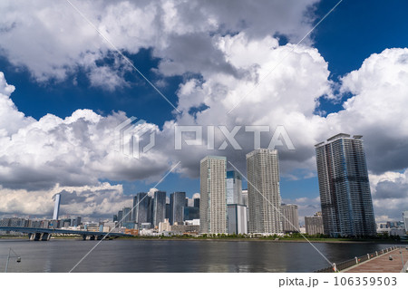 《東京都》立ち並ぶタワーマンション・夏空の東京ベイエリア 106359503