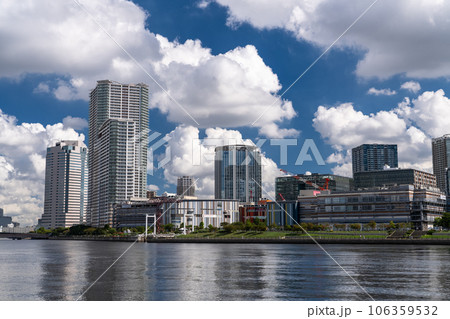《東京都》立ち並ぶタワーマンション・夏空の東京ベイエリア 106359532