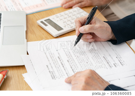 終活をするシニア夫婦　手元 106360085