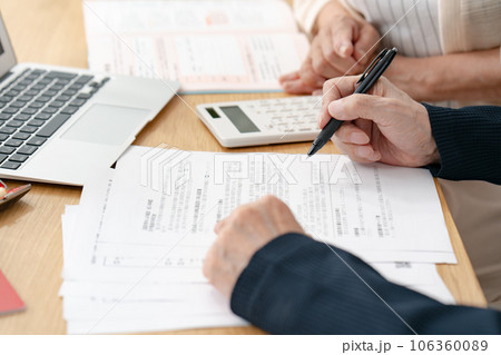 終活をするシニア夫婦　手元 106360089