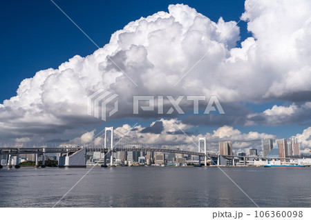 《東京都》レインボーブリッジ・夏空の東京ベイエリア 106360098