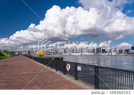 《東京都》レインボーブリッジ・夏空の東京ベイエリア 106360101