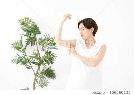 二の腕を気にする女性 106360133