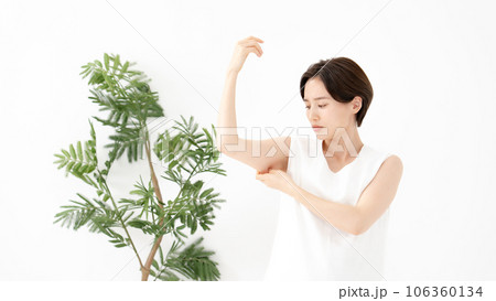 二の腕を気にする女性 二の腕を気にする女性 106360134