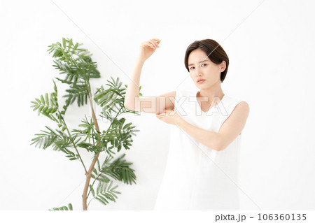 二の腕を気にする女性 二の腕を気にする女性 106360135