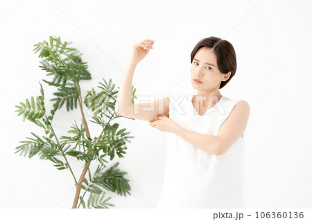 二の腕を気にする女性 二の腕を気にする女性 106360136