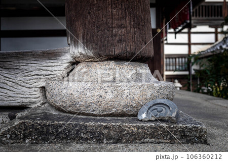 革堂・行願寺の秋、鐘楼の礎石と味のある柱の木目 革堂・行願寺の秋、鐘楼の礎石と味のある柱の木目 106360212