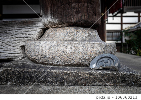 革堂・行願寺の秋、鐘楼の礎石と味のある柱の木目 革堂・行願寺の秋、鐘楼の礎石と味のある柱の木目 106360213