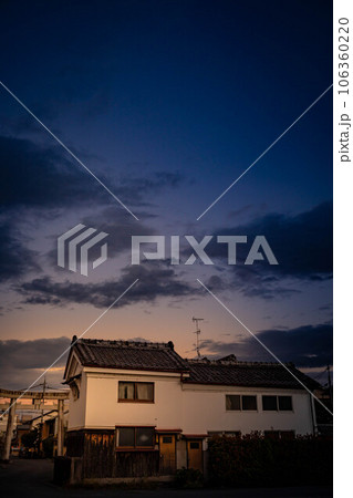 梅宮大社の秋、白壁の土蔵と鳥居のある門前の町並みに秋の夕暮れ 梅宮大社の秋、白壁の土蔵と鳥居のある門前の町並みに秋の夕暮れ 106360220