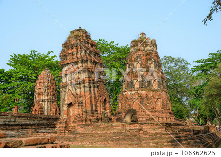 Beautiful view of the pagodas and stupas of Ayutthaya ruins, at Wat Ratchaburana and Wat Phra Si Sanphet temple. Beautiful view of the pagodas and stupas of Ayutthaya ruins, at Wat Ratchaburana and Wat Phra Si Sanphet temple. 106362625