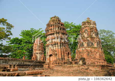 Beautiful view of the pagodas and stupas of Ayutthaya ruins, at Wat Ratchaburana and Wat Phra Si Sanphet temple. 106362642