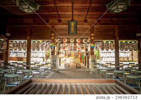 京都霊山護国神社、本殿に飾られた坂本龍馬と中岡慎太郎の肖像 京都霊山護国神社、本殿に飾られた坂本龍馬と中岡慎太郎の肖像 106362713