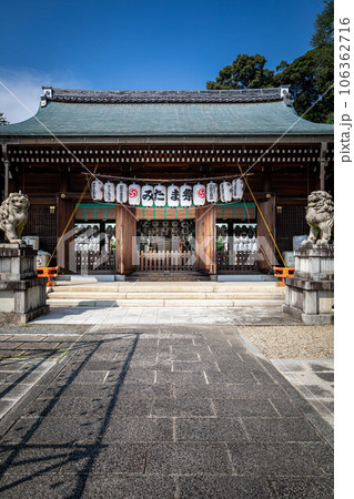 京都の夏、京都霊山護国神社、真夏の青空の下に本殿と狛犬 京都の夏、京都霊山護国神社、真夏の青空の下に本殿と狛犬 106362716