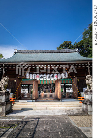 京都の夏、京都霊山護国神社、真夏の青空の下に本殿と狛犬 106362717