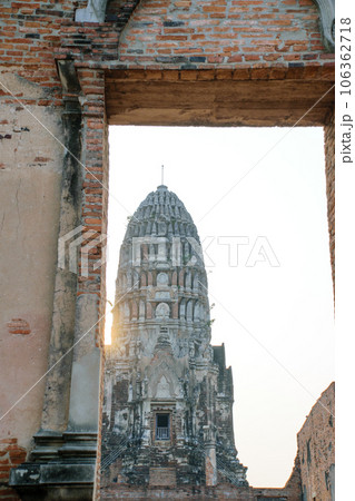 Beautiful view of the pagodas and stupas of Ayutthaya ruins, at Wat Ratchaburana and Wat Phra Si Sanphet temple. Beautiful view of the pagodas and stupas of Ayutthaya ruins, at Wat Ratchaburana and Wat Phra Si Sanphet temple. 106362718