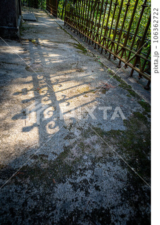 京都の夏、京都霊山護国神社、維新三傑・木戸孝允(桂小五郎)の墓前の道に夏の日差しと日陰 106362722