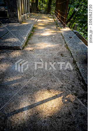 京都の夏、京都霊山護国神社、維新三傑・木戸孝允(桂小五郎)の墓前の道に夏の日差しと日陰 106362730