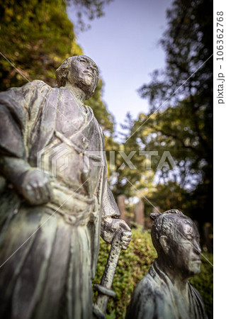 京都の夏、京都霊山護国神社、維新に殉じた土佐藩士・坂本龍馬と中岡慎太郎、両雄の銅像 106362768