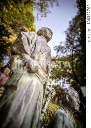 京都の夏、京都霊山護国神社、維新に殉じた土佐藩士・坂本龍馬と中岡慎太郎、両雄の銅像 106362769