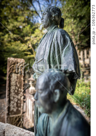 京都の夏、京都霊山護国神社、平和な今日の京都盆地の夏を遠目に眺める土佐藩士・坂本龍馬と中岡慎太郎、両 106362773