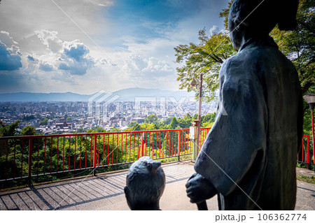 京都の夏、京都霊山護国神社、平和な今日の京都盆地の真夏の空を遠目に眺める土佐藩士・坂本龍馬と中岡慎太 106362774