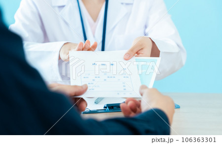 服薬指導を受ける男性患者 106363301