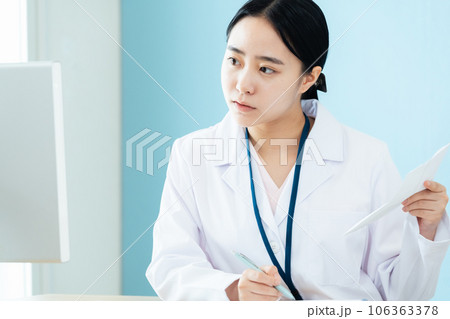確認作業をする白衣姿の医療従事者 確認作業をする白衣姿の医療従事者 106363378
