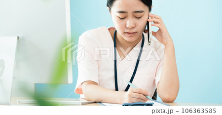 電話で確認をする医療スタッフの女性 106363585