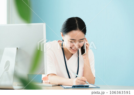 電話で確認をする医療スタッフの女性 106363591