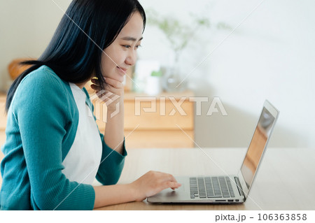 ノートパソコンで作業をする若い女性 106363858