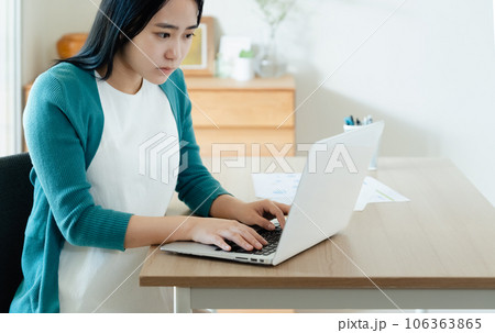 ノートパソコンで作業をする若い女性 ノートパソコンで作業をする若い女性 106363865