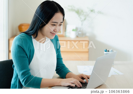 ノートパソコンで作業をする若い女性 106363866