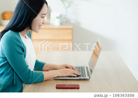 ノートパソコンで作業をする若い女性 106363886