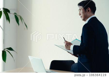 憂鬱な気分で働くビジネスマン 106364119