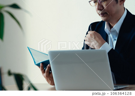 憂鬱な気分で働くビジネスマン 憂鬱な気分で働くビジネスマン 106364128