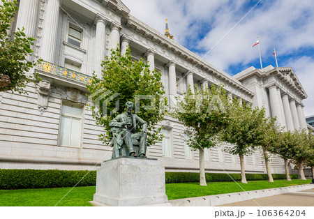 Sunny view of The Abraham Lincoln Monument in front of the San Francisco City Hall 106364204