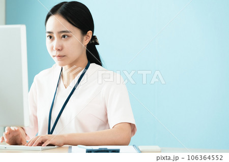 パソコン作業をする医療スタッフの女性 106364552