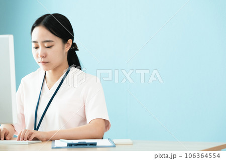 パソコン作業をする医療スタッフの女性 パソコン作業をする医療スタッフの女性 106364554