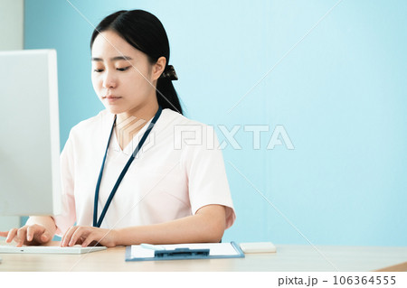パソコン作業をする医療スタッフの女性 106364555