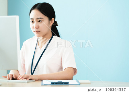 パソコン作業をする医療スタッフの女性 パソコン作業をする医療スタッフの女性 106364557