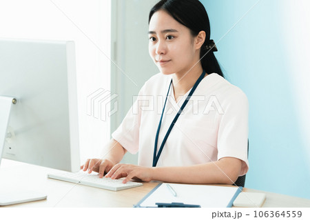 パソコン作業をする医療スタッフの女性 106364559