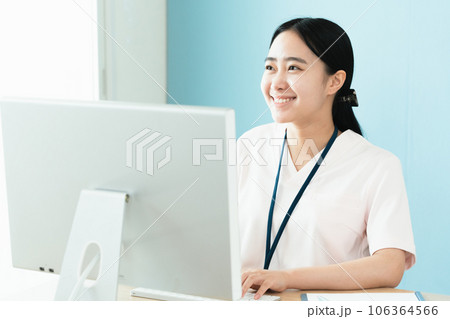パソコン作業をする医療スタッフの女性 パソコン作業をする医療スタッフの女性 106364566