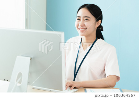 パソコン作業をする医療スタッフの女性 パソコン作業をする医療スタッフの女性 106364567