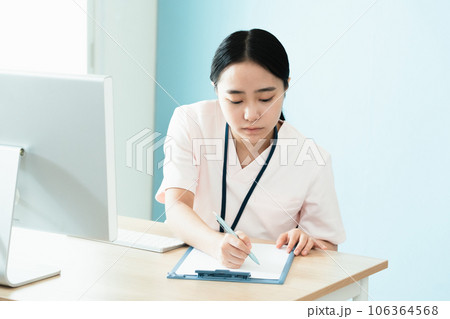パソコン作業をする医療スタッフの女性 パソコン作業をする医療スタッフの女性 106364568