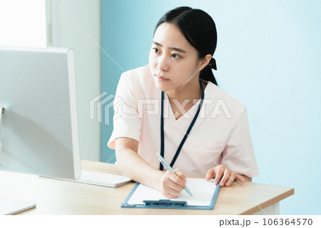 パソコン作業をする医療スタッフの女性 106364570